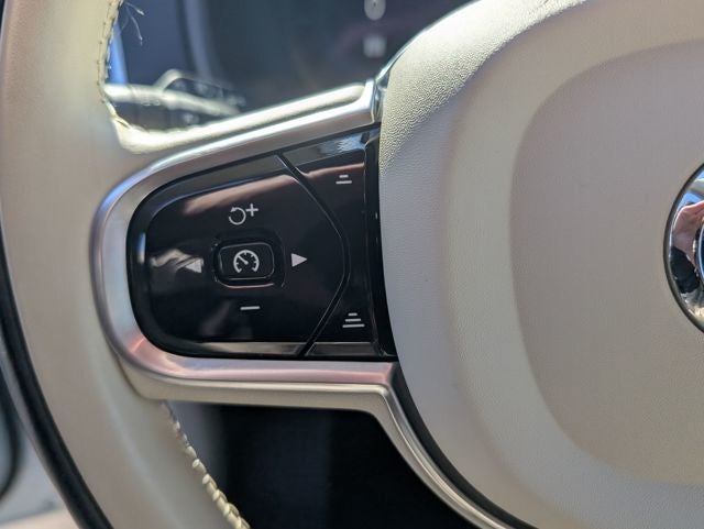 2023 Volvo XC90 B5 Plus