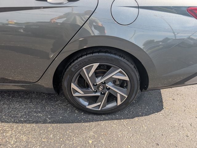 2025 Hyundai ELANTRA Limited