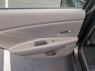 2024 Hyundai ELANTRA SE