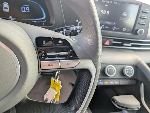 2024 Hyundai ELANTRA SE