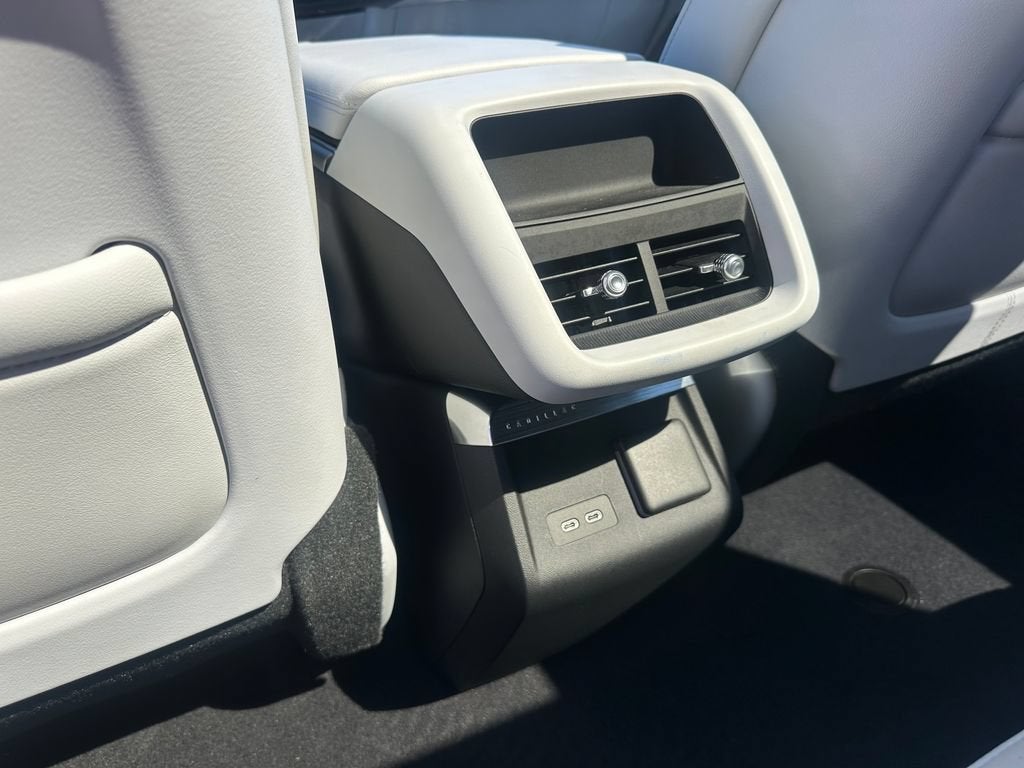 2024 Cadillac LYRIQ Luxury 2